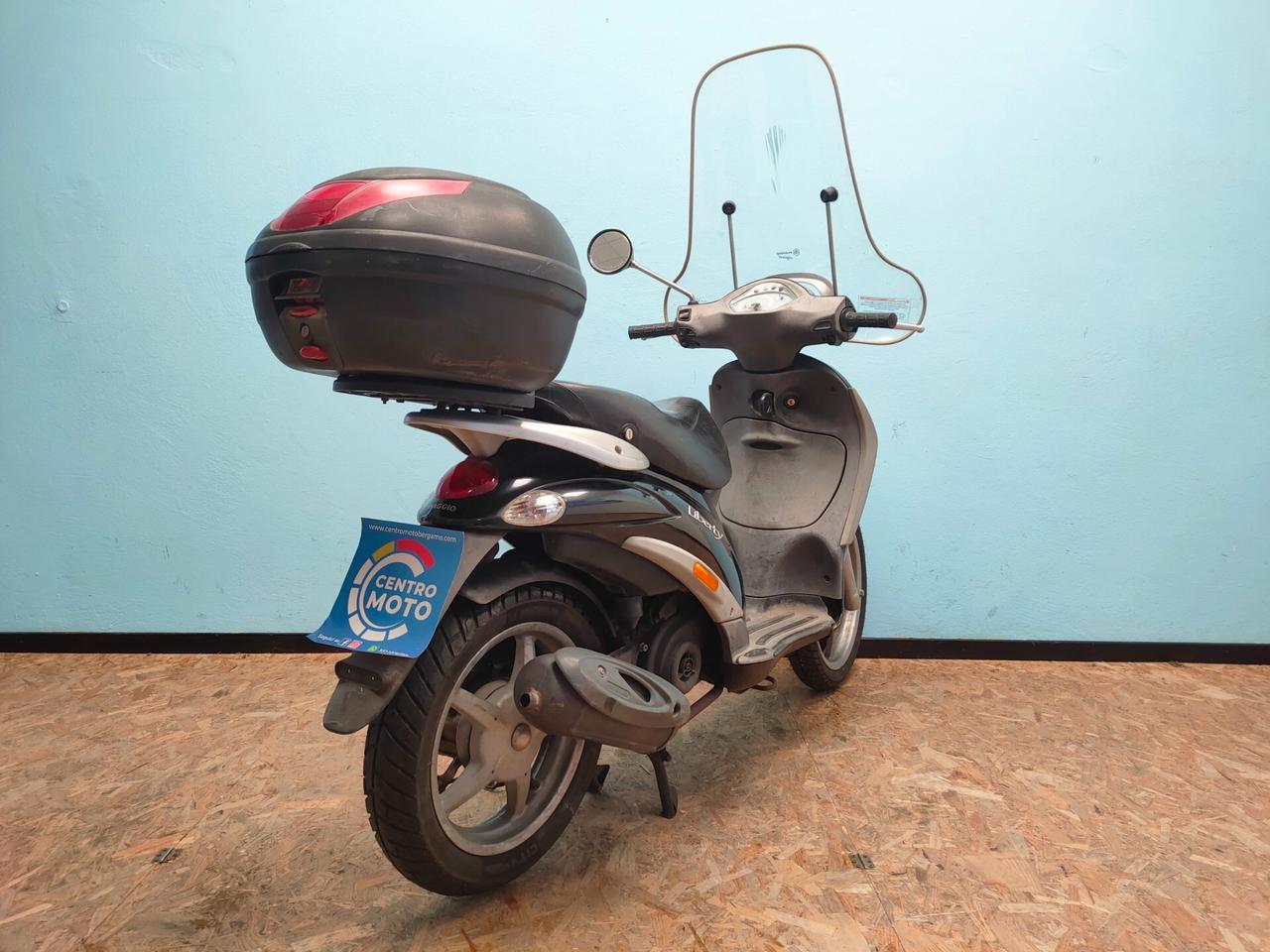 Piaggio Liberty 50 4T - con parabrezza alto e bauletto