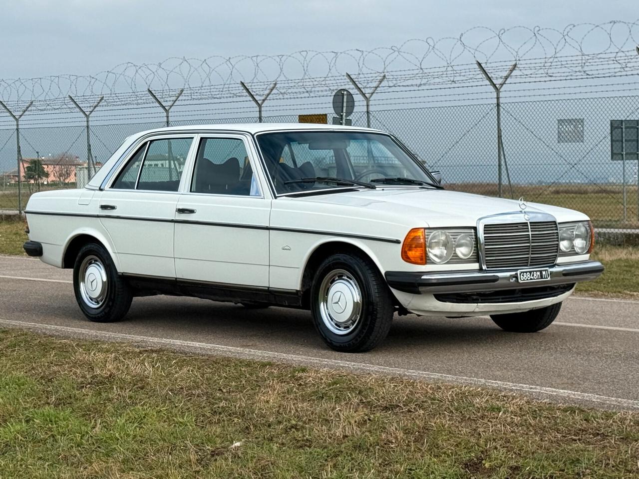 Mercedes 200 W123 "STUPENDA - ASI - TARGHE ORIGINALI"