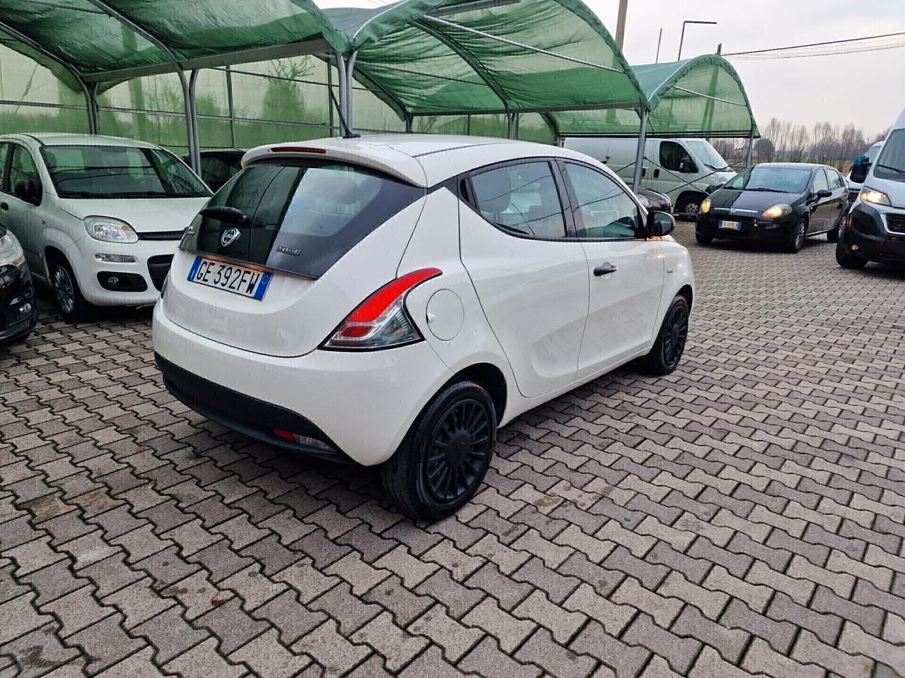 Lancia Ypsilon 1.0 FireFly S&S Hybrid Ecochic Silver