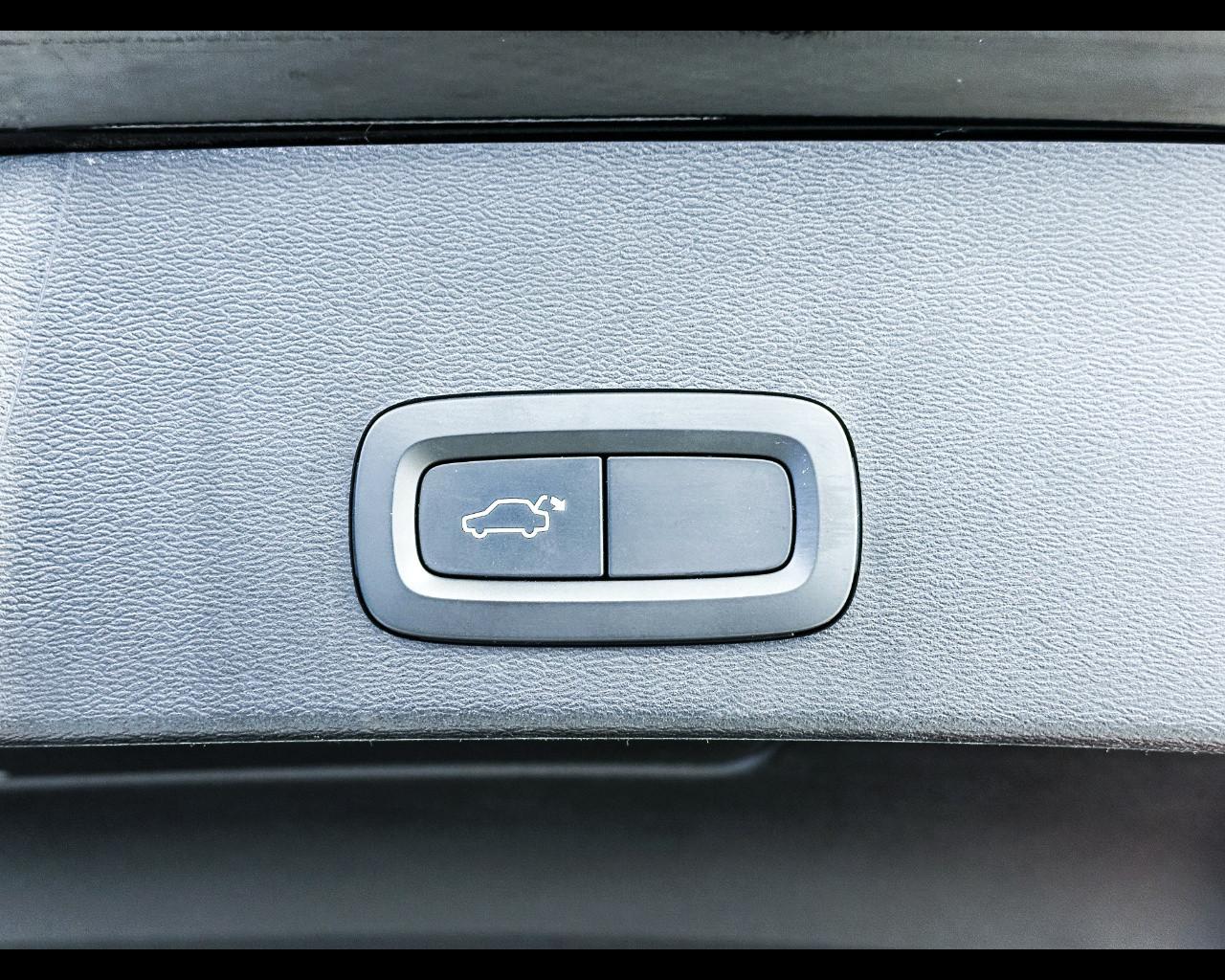 VOLVO XC40 (2017-->) - XC40 T3 Geartronic Business