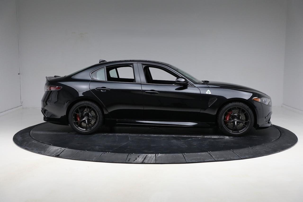 Alfa Romeo Giulia 2.9 V6 Bi-Turbo AT8 Quadrifoglio NOLEGGIO LUNGO TERMINE