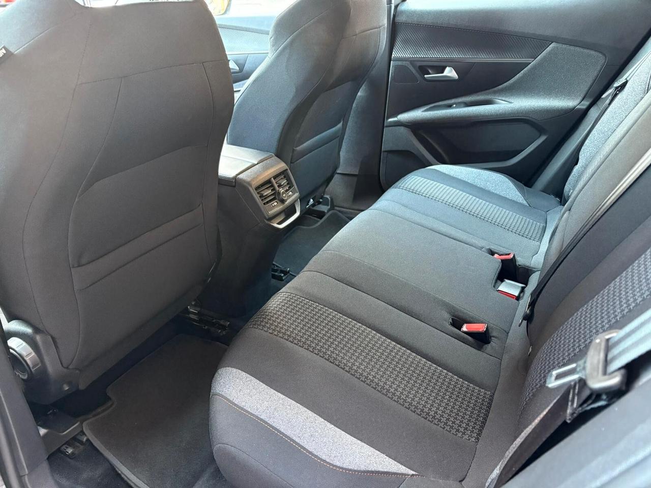Peugeot 3008 BlueHDi 130 S&S EAT8 Active Pack