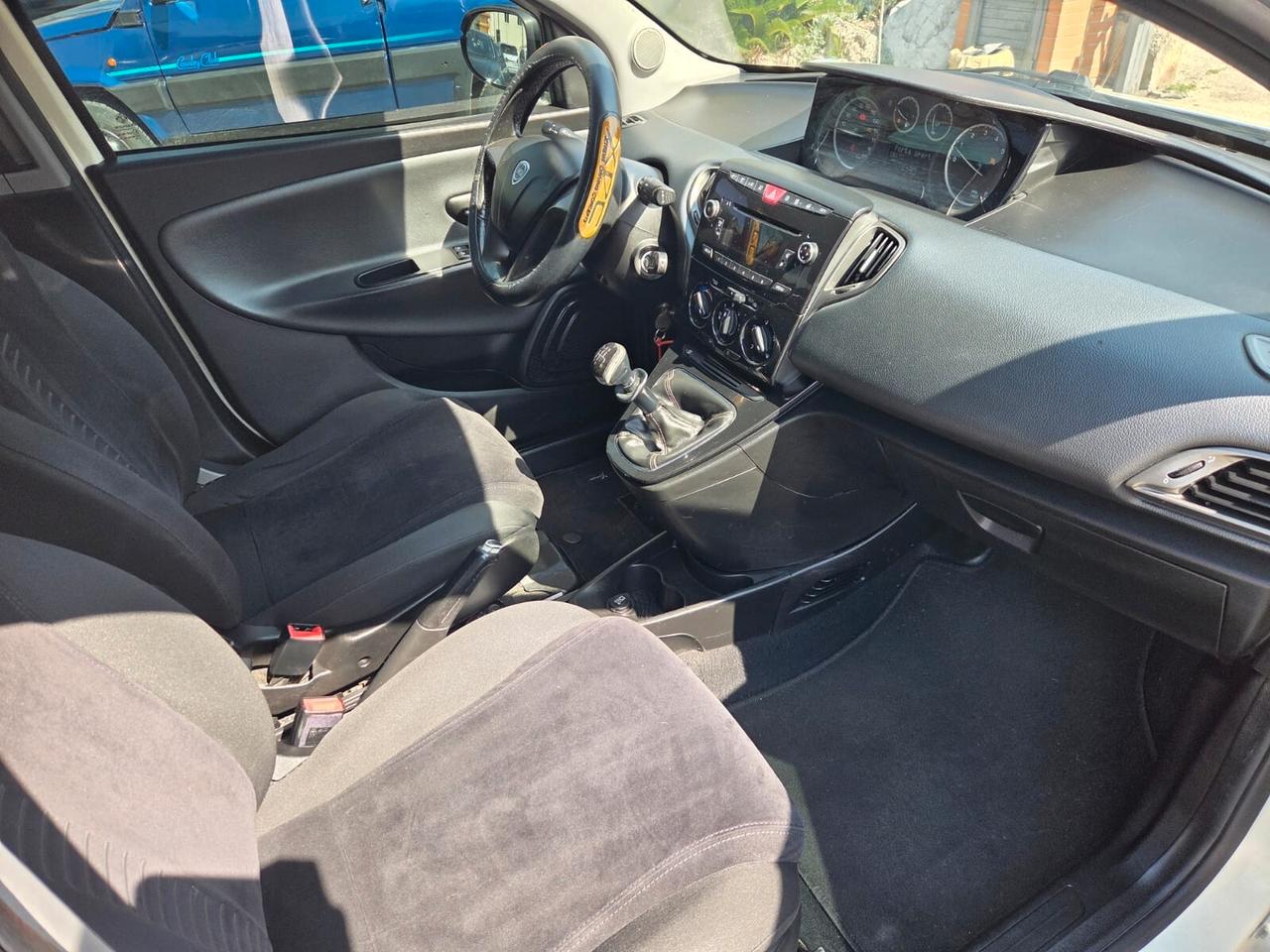 Lancia Ypsilon 1.2 69 CV 5 porte S&S Silver