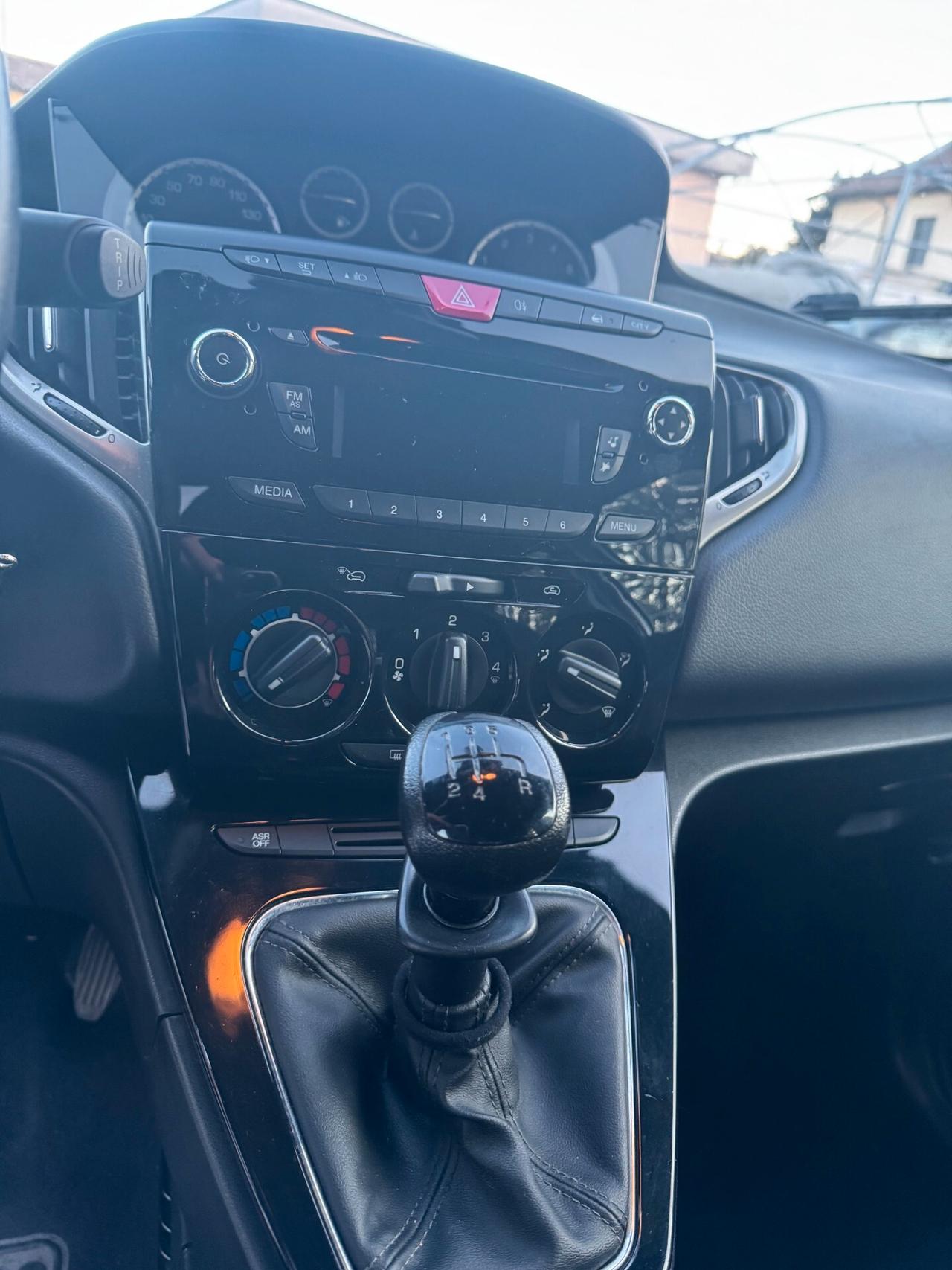 Lancia Ypsilon 1.2 69 CV 5 porte S&S Silver NEOPATENTATI