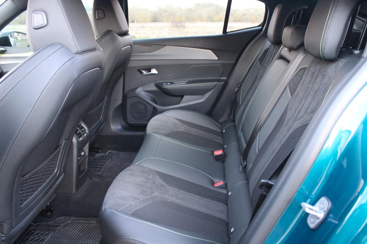 Peugeot 408 1.2 Hybrid 136 e-DCS6 GT