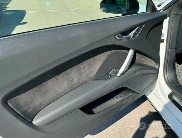 AUDI TT Roadster 2.0 TDI ultra Design