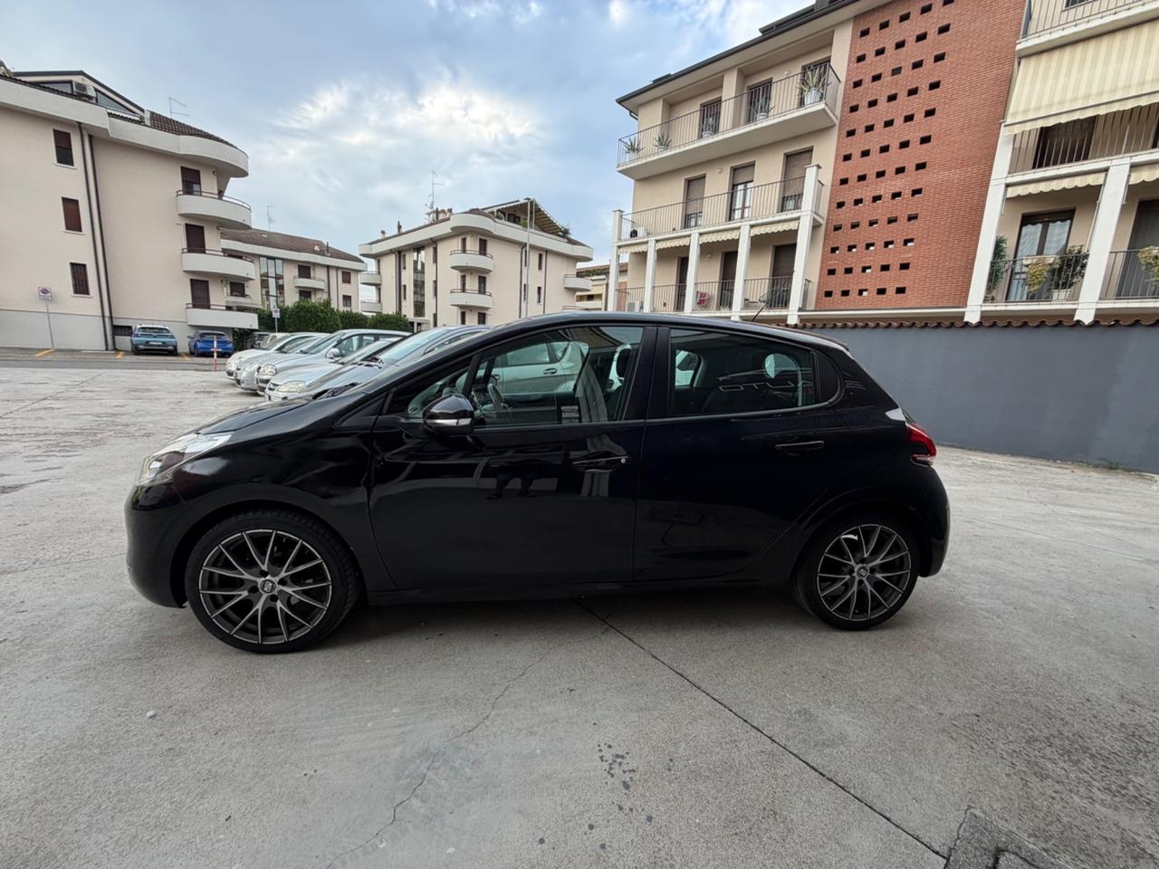 Peugeot 208 PureTech 82 5p. GPL Access