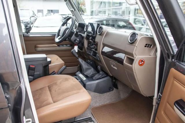 Toyota Land Cruiser GRJ 76 4.0 VX LIM '24