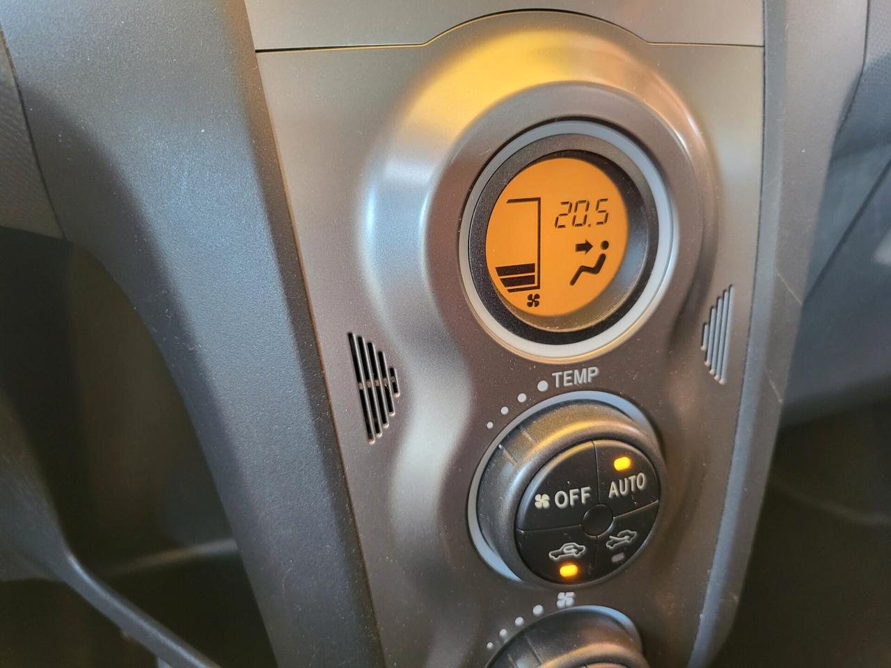 Toyota Yaris 1.0 5 porte