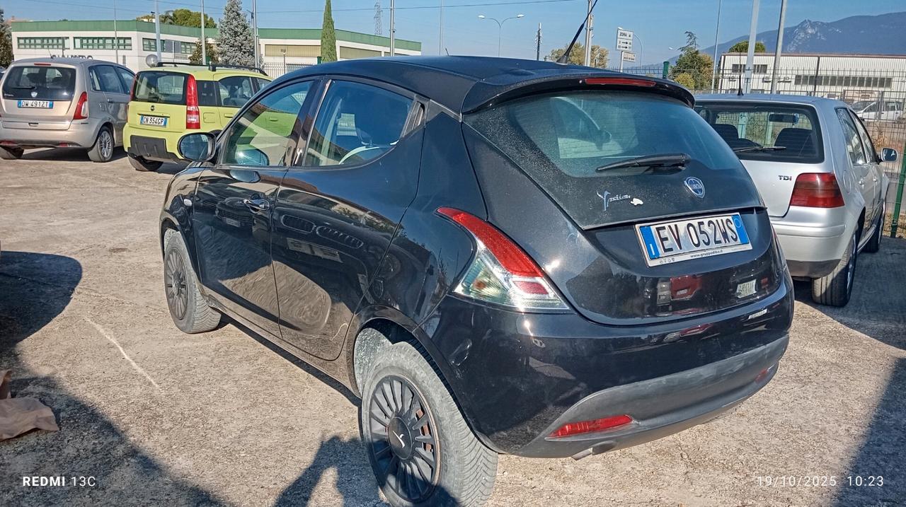 Lancia Ypsilon 0.9 TwinAir 85 CV 5 porte Metano Ecochic Silver