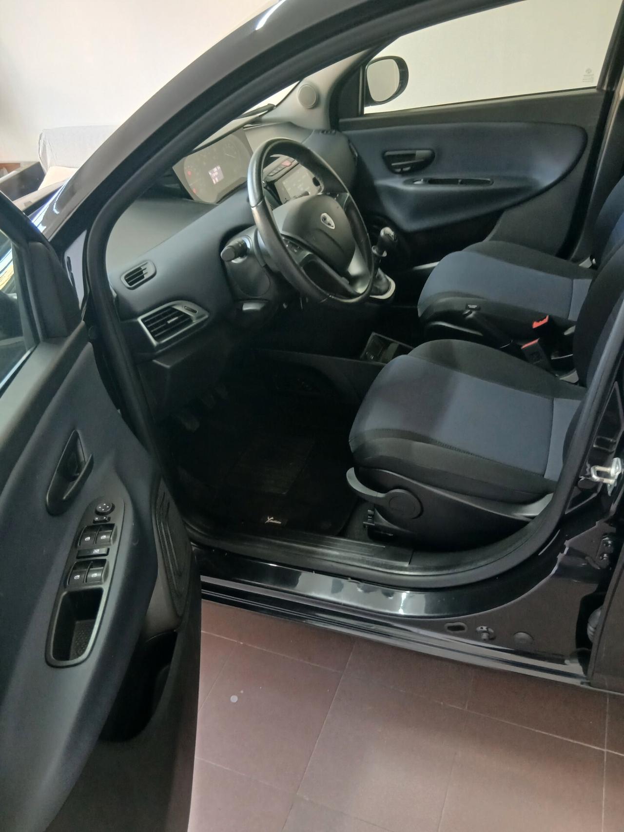 Lancia Ypsilon 1.0 FireFly 5 porte S&S Hybrid Platino