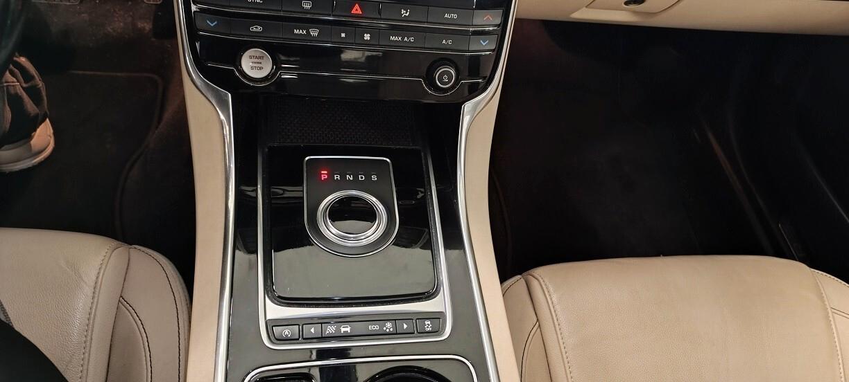 Jaguar XE 2.0 D Turbo 180 CV AWD aut. Prestige