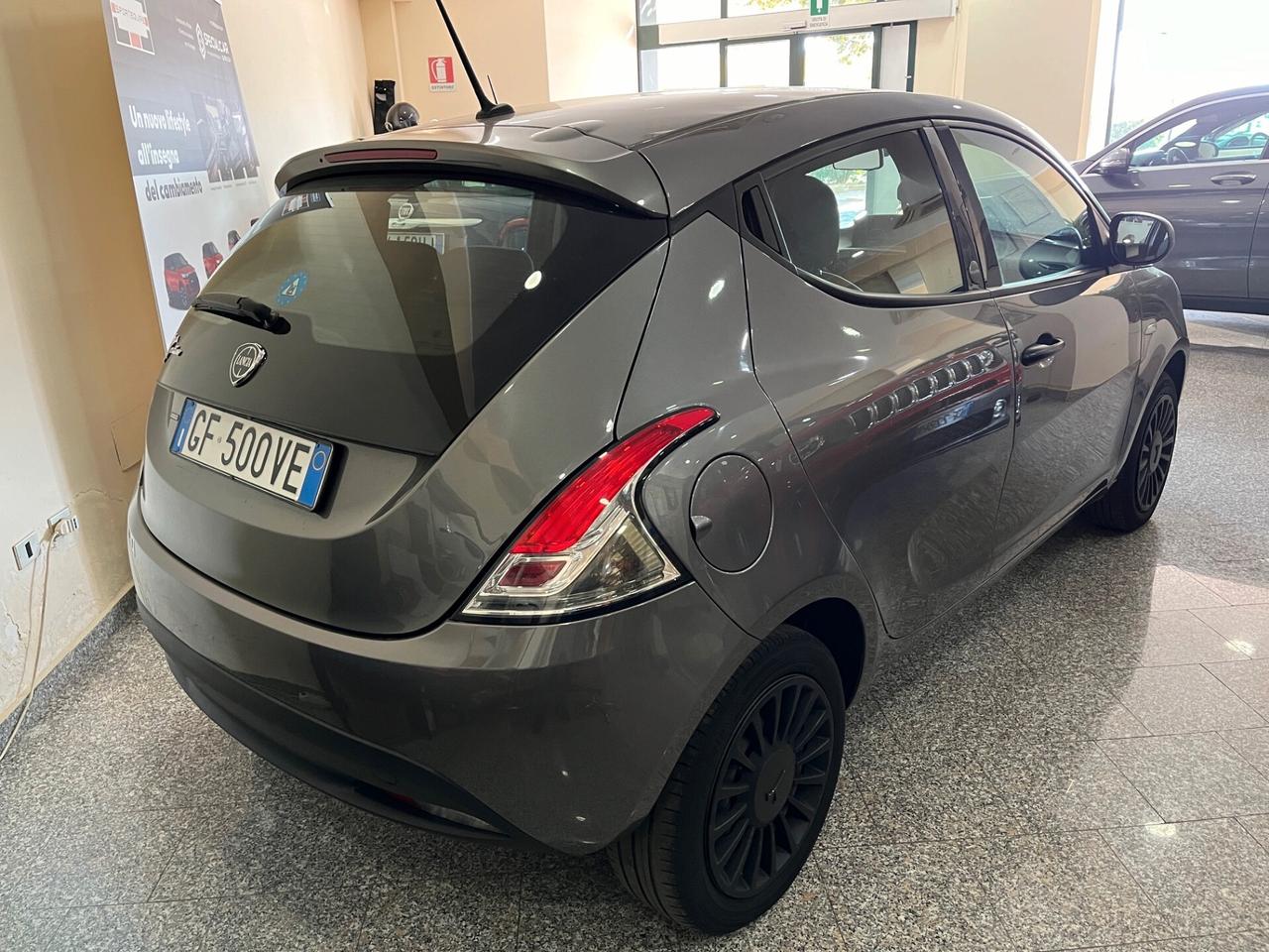 Lancia Ypsilon 1.0 FireFly 5 porte S&S Hybrid Ecochic Silver