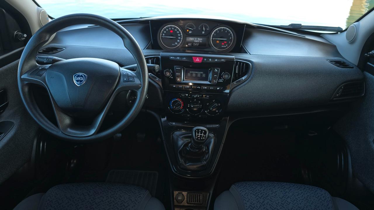 Lancia Ypsilon 1.0 FireFly 5 porte S&S Hybrid Ecochic Silver