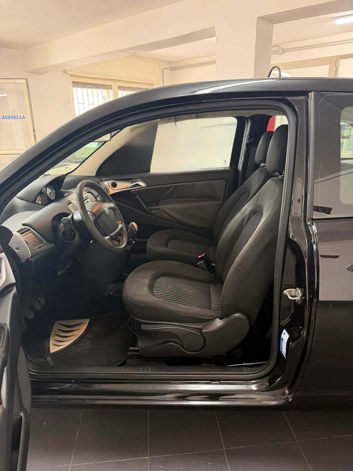 Lancia Ypsilon 1.3 MJT 75 CV Versus