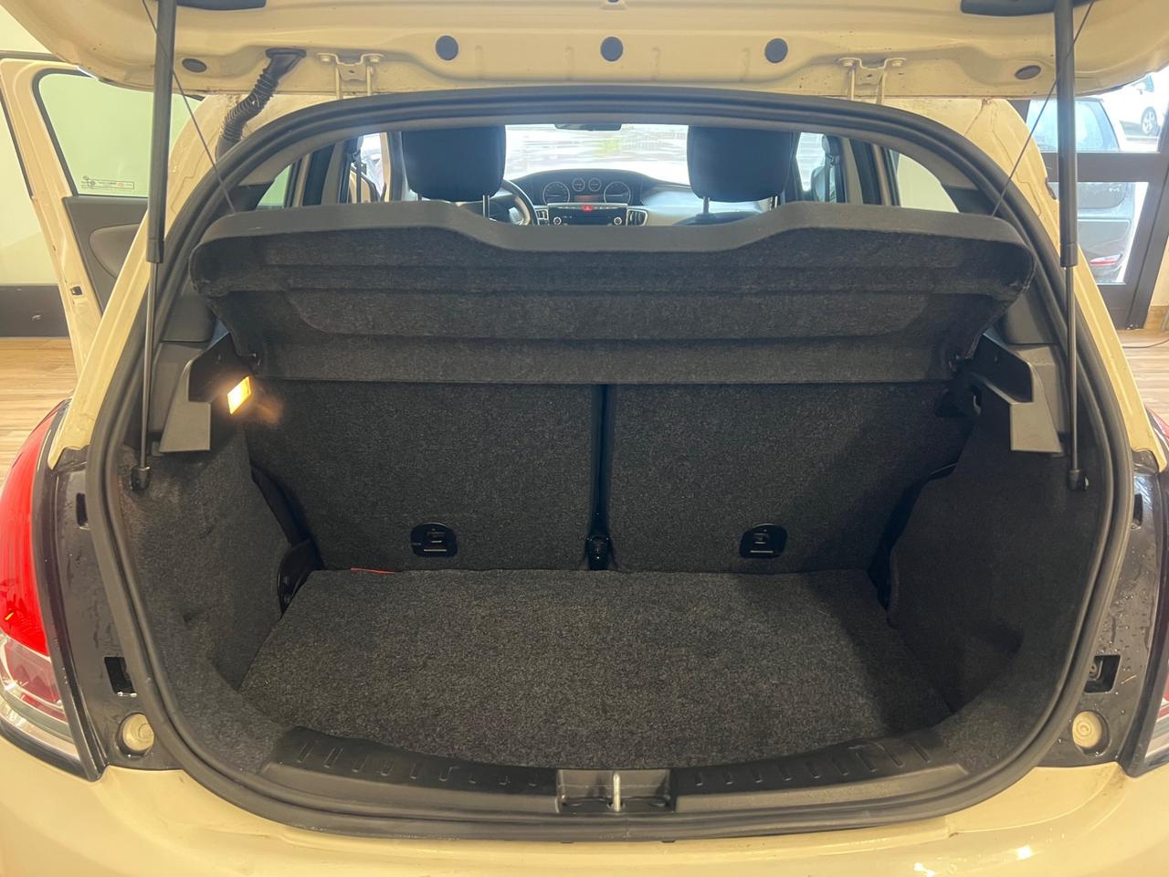 Lancia Ypsilon 0.9 TwinAir 85 CV 5 porte Metano Ecochic Elefantino