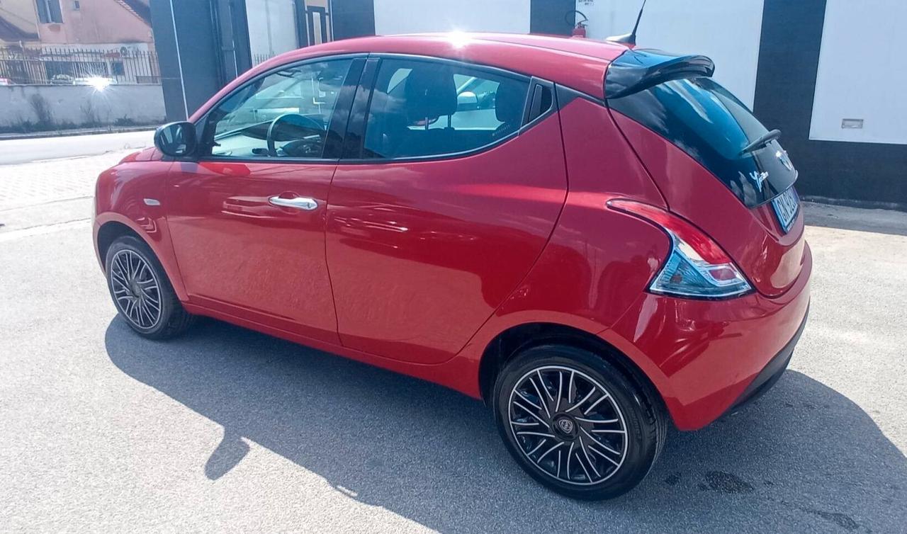 Lancia Ypsilon 1.0 Hybrid