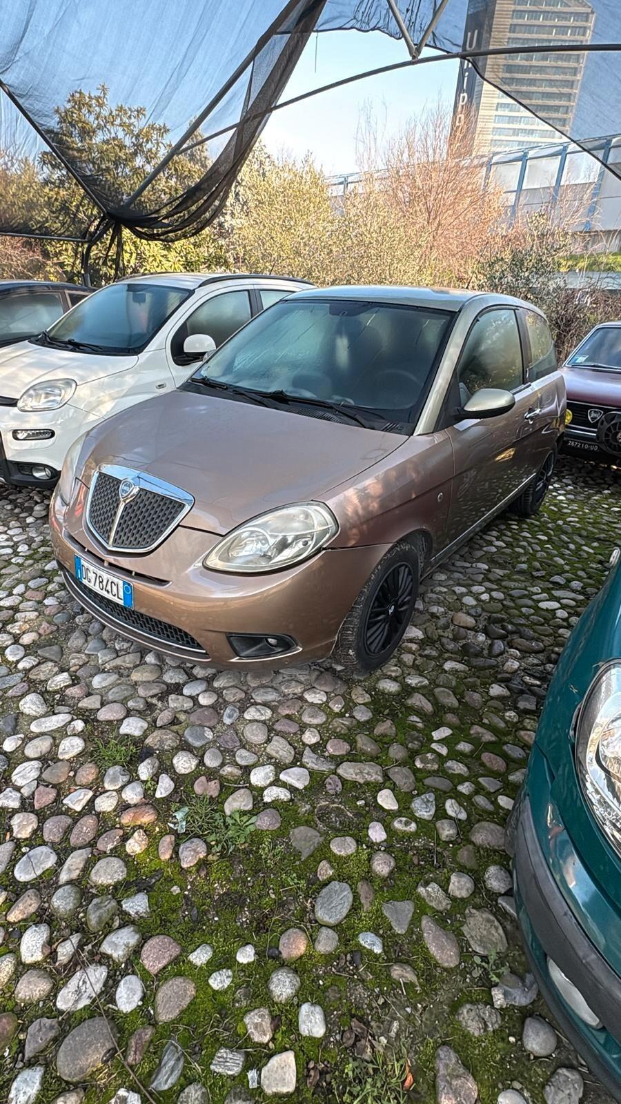 Lancia Ypsilon 1.3 MJT 90 CV Platino NEOPATENTATI