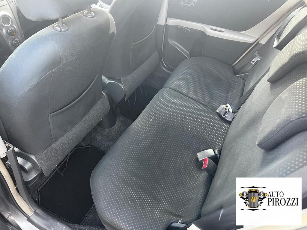 TOYOTA YARIS 1.3 Benz Cambio automatico 2011