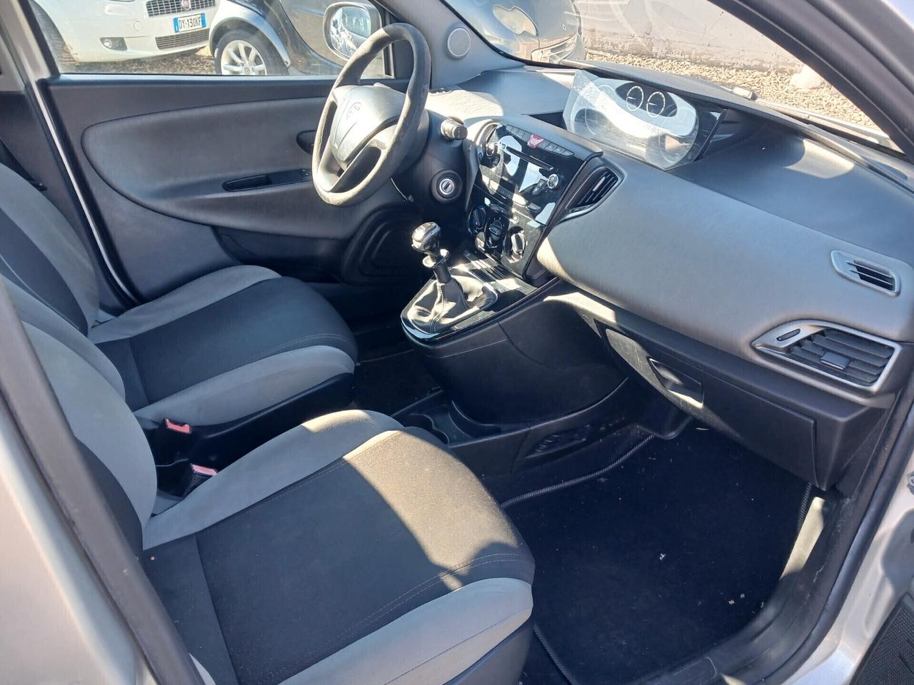 Lancia Ypsilon 0.9 TwinAir 85 CV 5 porte Metano Ecochic Silver