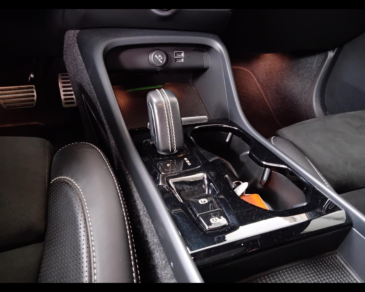 VOLVO XC40 - XC40 1.5 t5 phev R-design auto my21