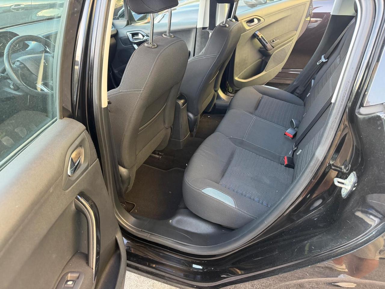 Peugeot 208 1.4 HDi 68 CV 5 porte Allure