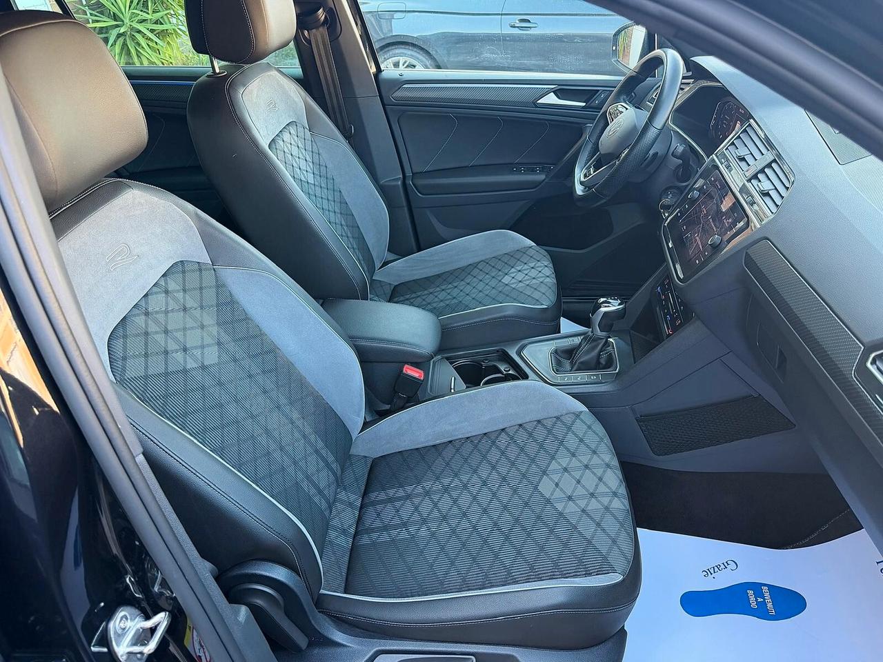 Volkswagen Tiguan 2.0 TDI 150 CV SCR DSG R-Line interno ed esterno