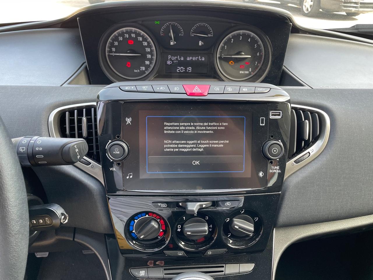 Lancia Ypsilon 1.0 5 porte S&S Hybrid full Gold OK Neopatentati