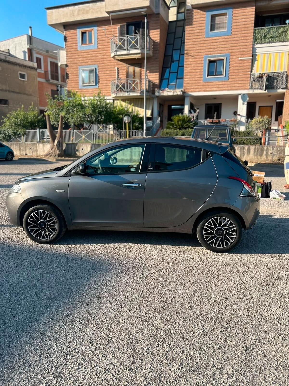 Lancia Ypsilon 1.0 FireFly 5 porte S&S Hybrid Ecochic Gold