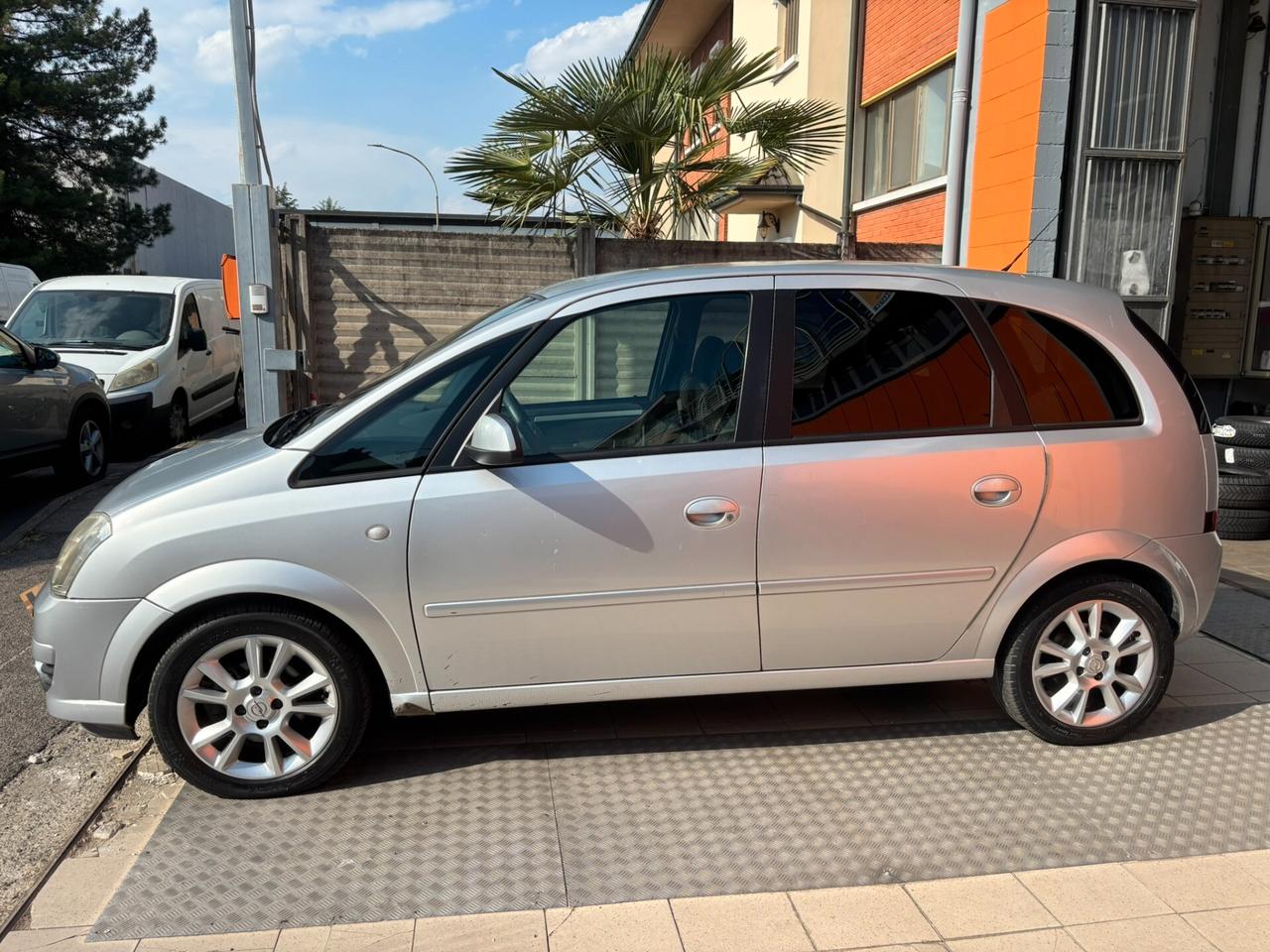 Opel Meriva 1.4 16V Cosmo adatto a neopatentati