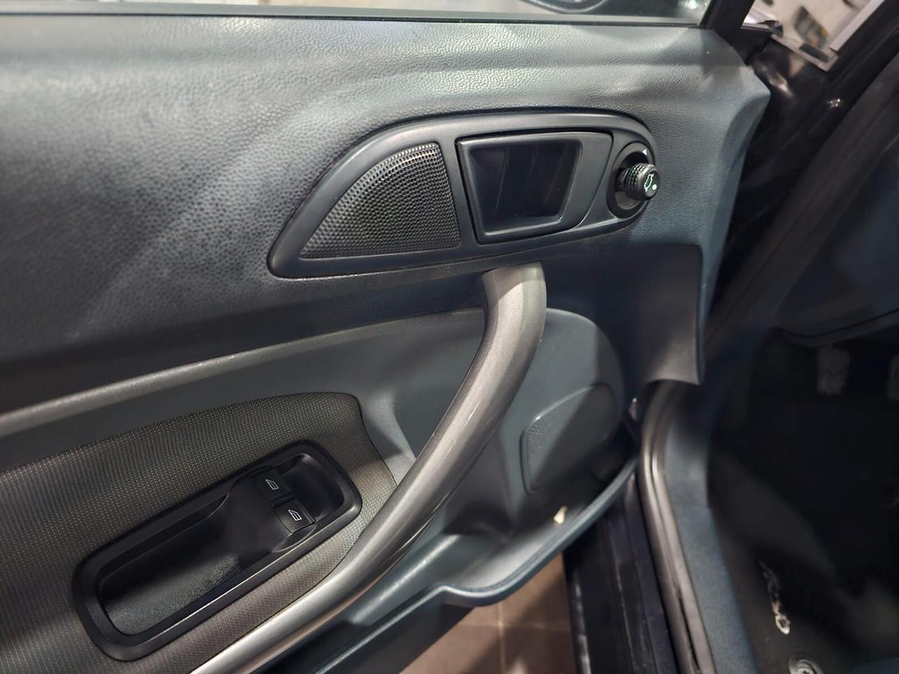 NUOVA FORD FIESTA TITANIUM 1.4 TDCI 70CV PER NEOPATENTATI