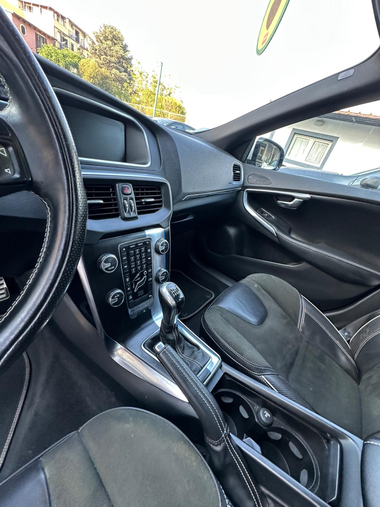 Volvo V40 D4 R-design Momentum