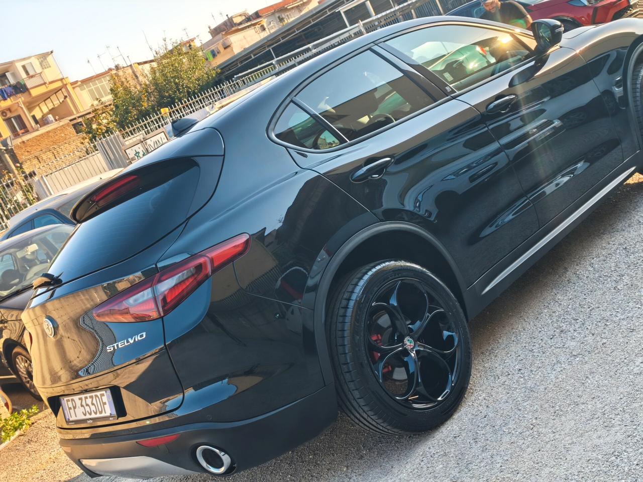 Alfa Romeo Stelvio 2.2 Turbodiesel 210 CV AT8 Q4 Super Total black