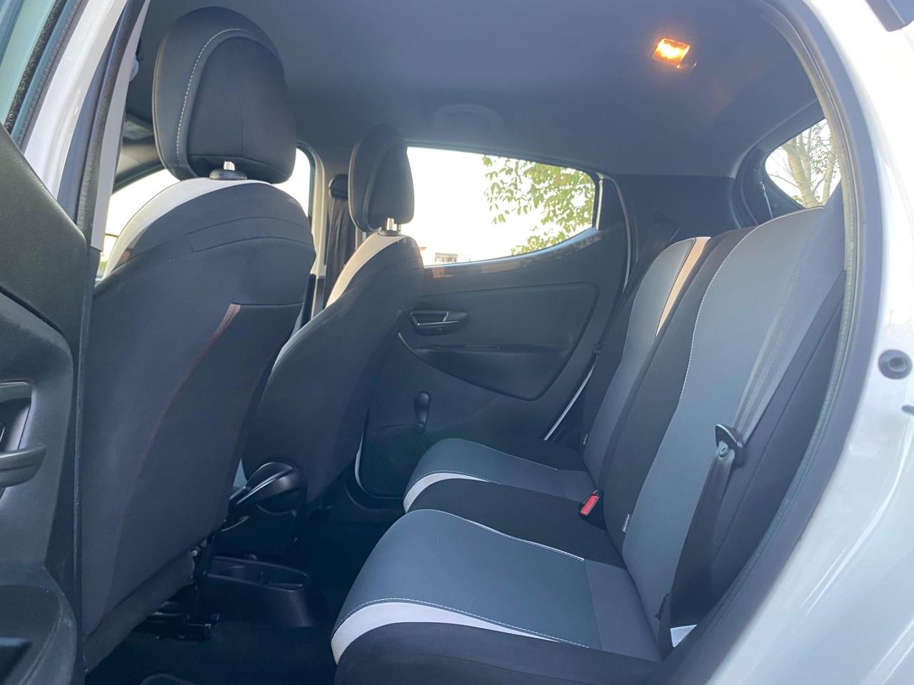 Lancia Ypsilon 0.9 TwinAir 85 CV 5 porte Metano Ecochic Silver