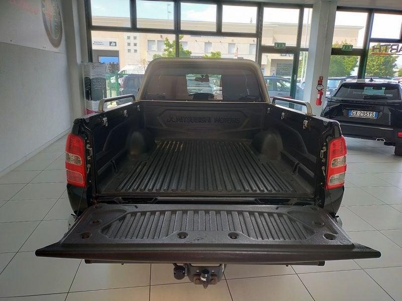 Mitsubishi L200 L200 2.4 DI-D/181CV Club Cab Intense Cabina Estesa