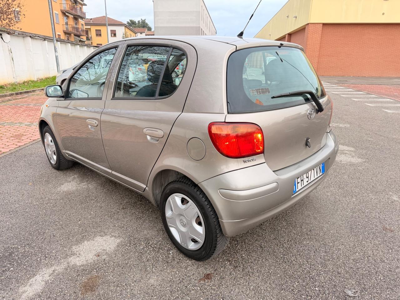 Toyota Yaris 1.0i neopatentati 5porte