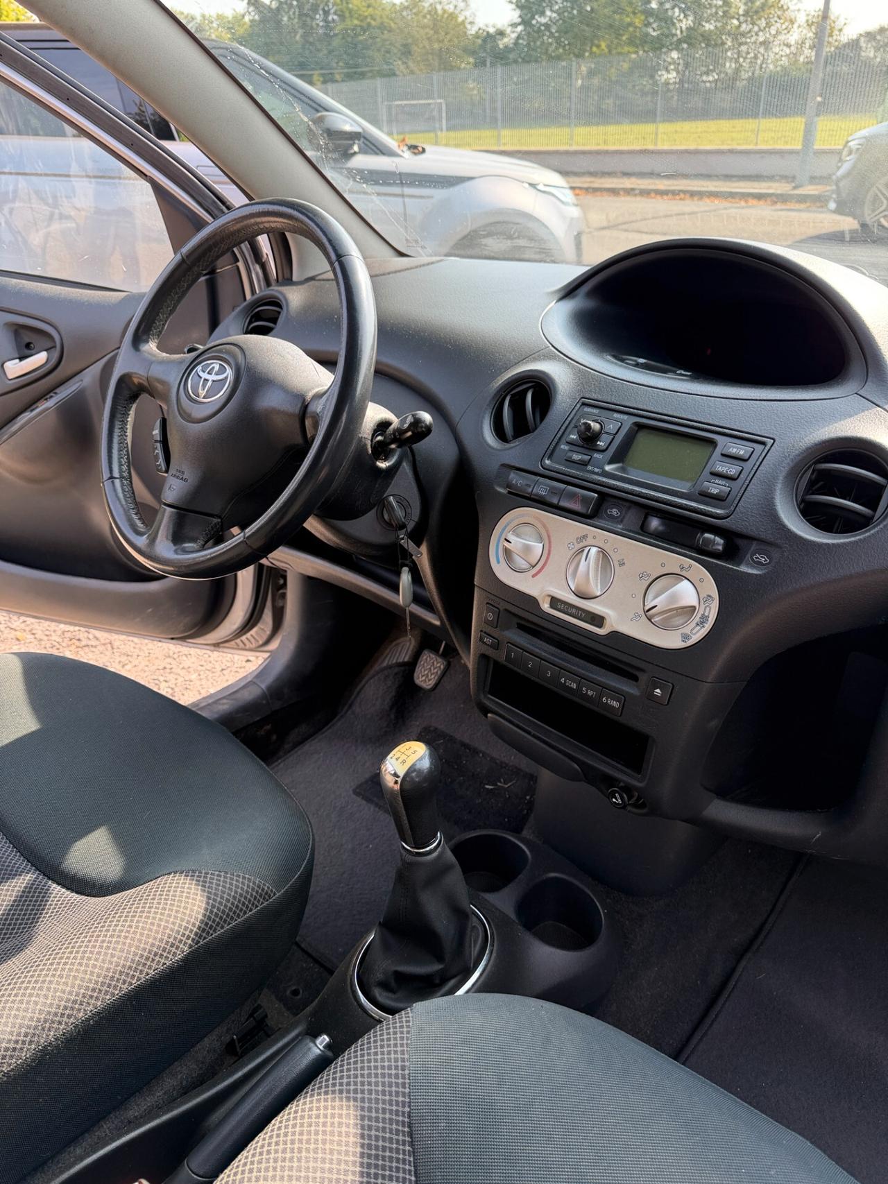 Toyota Yaris 1.0i 16V cat 5 porte Sol