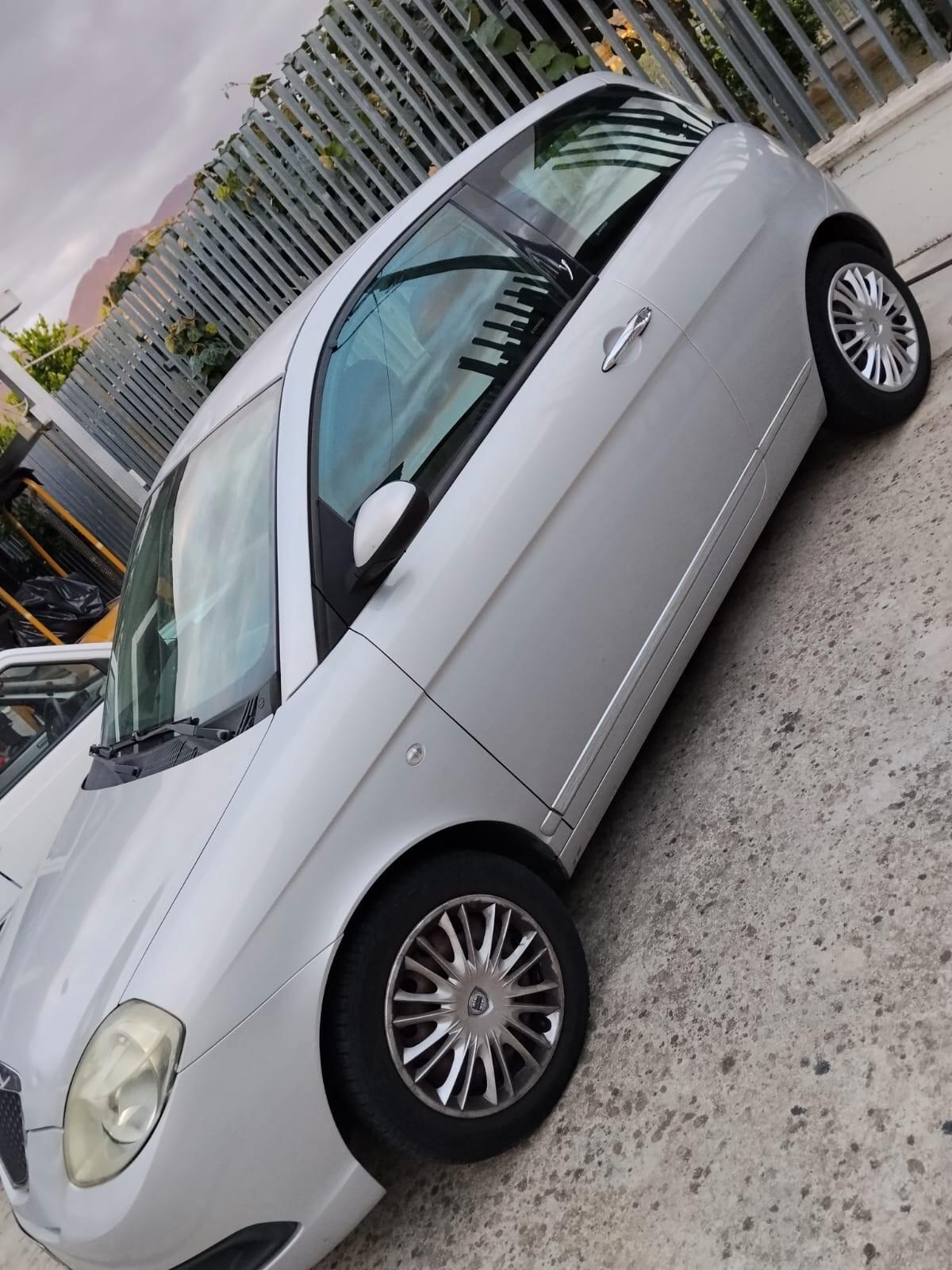Lancia Y 1.1i cat Elefantino Blu