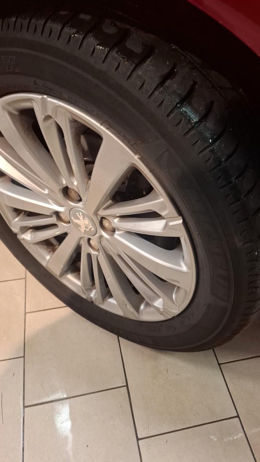 Peugeot 208 PureTech 82 5 porte Allure