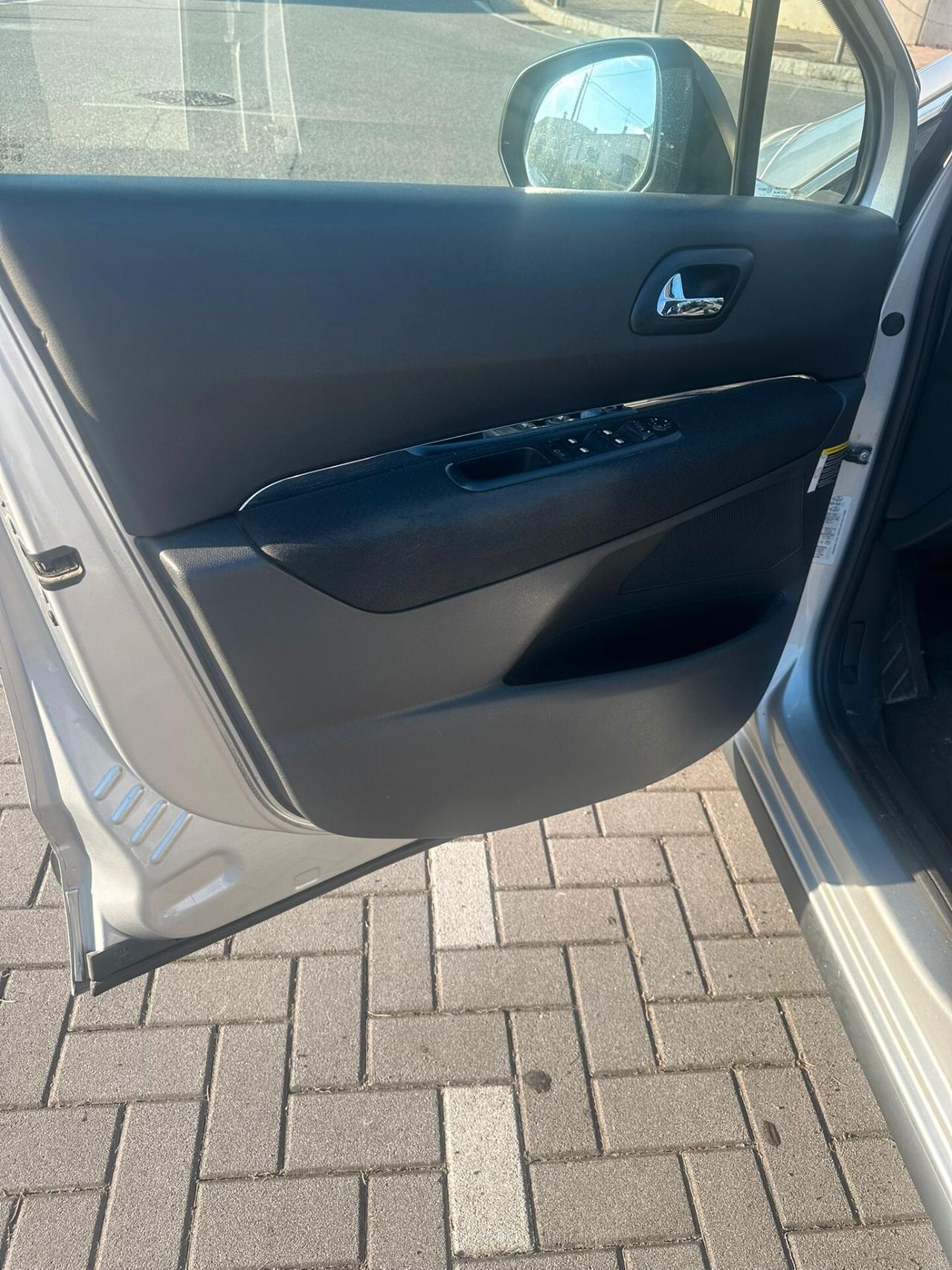 Peugeot 3008 1.6 HDi 110CV cambio robotizzato Premium