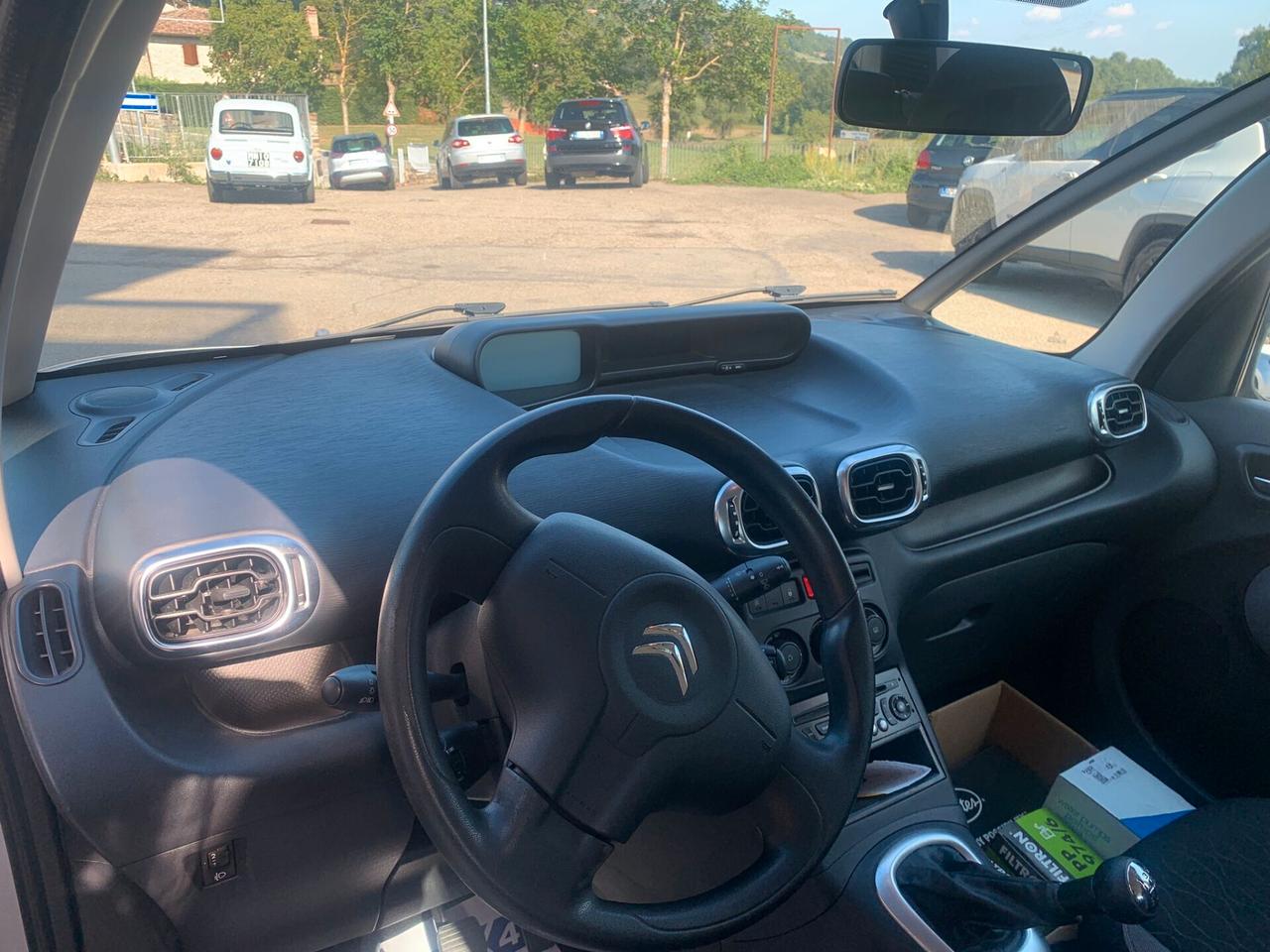 Citroen C3 Picasso tdi 1600 cc 130000 km , viene consegnata tagliandata ora, molto bella