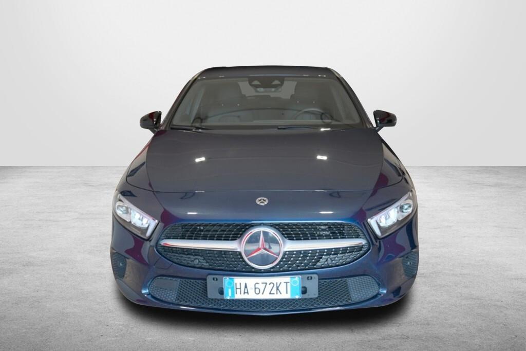 MERCEDES-BENZ A 180D 116CV 6M. SPORT ( FARI LED - AMBIENT LIGHTS - CRUISE - PELLE - NAVI PREMIUM - PARK ASSIST - TELECAMERA POST. - CERCHI 17 )