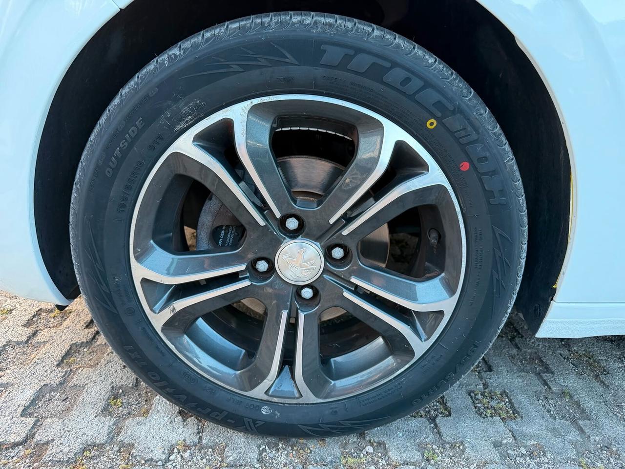 Peugeot 208 1.2benz 82 5 porte Allure-10/2014