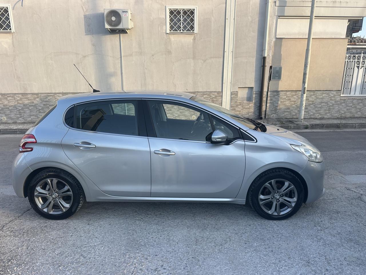 Peugeot 208 1.4 HDi 68 CV Allure 2014