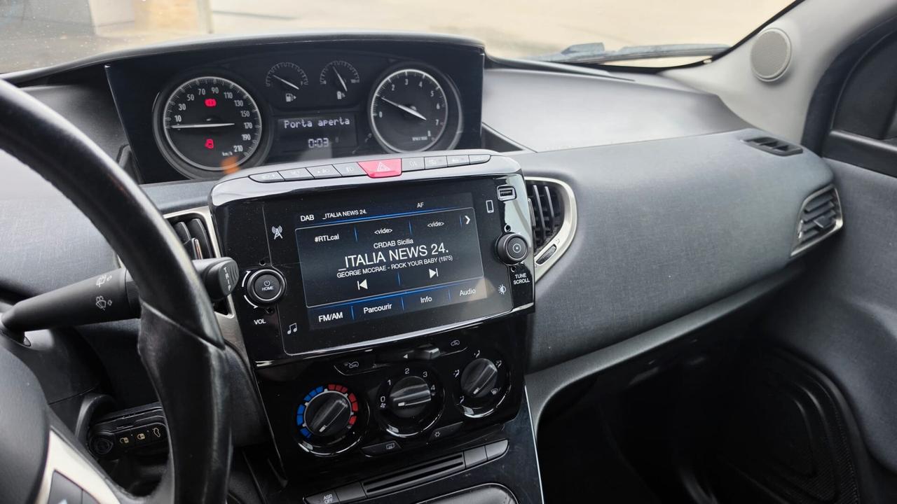 Lancia Ypsilon 1.0 FireFly 5 porte S&S Hybrid Ecochic Silver