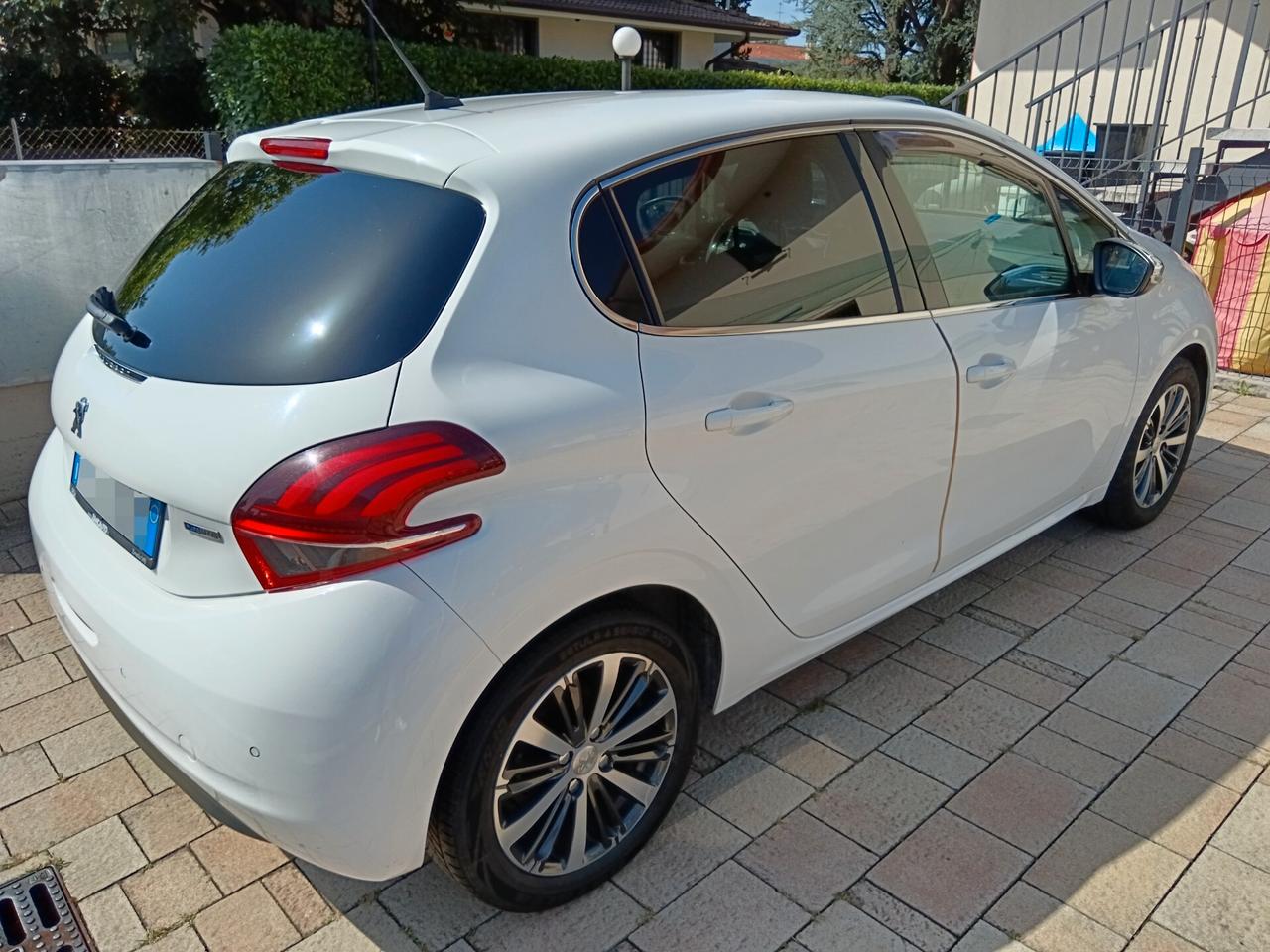 Peugeot 208 PureTech 82 5p. GPL Allure