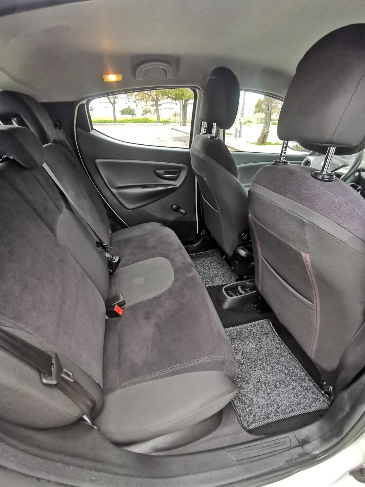 Lancia Ypsilon 1.2 69 CV 5P. Silver 2013