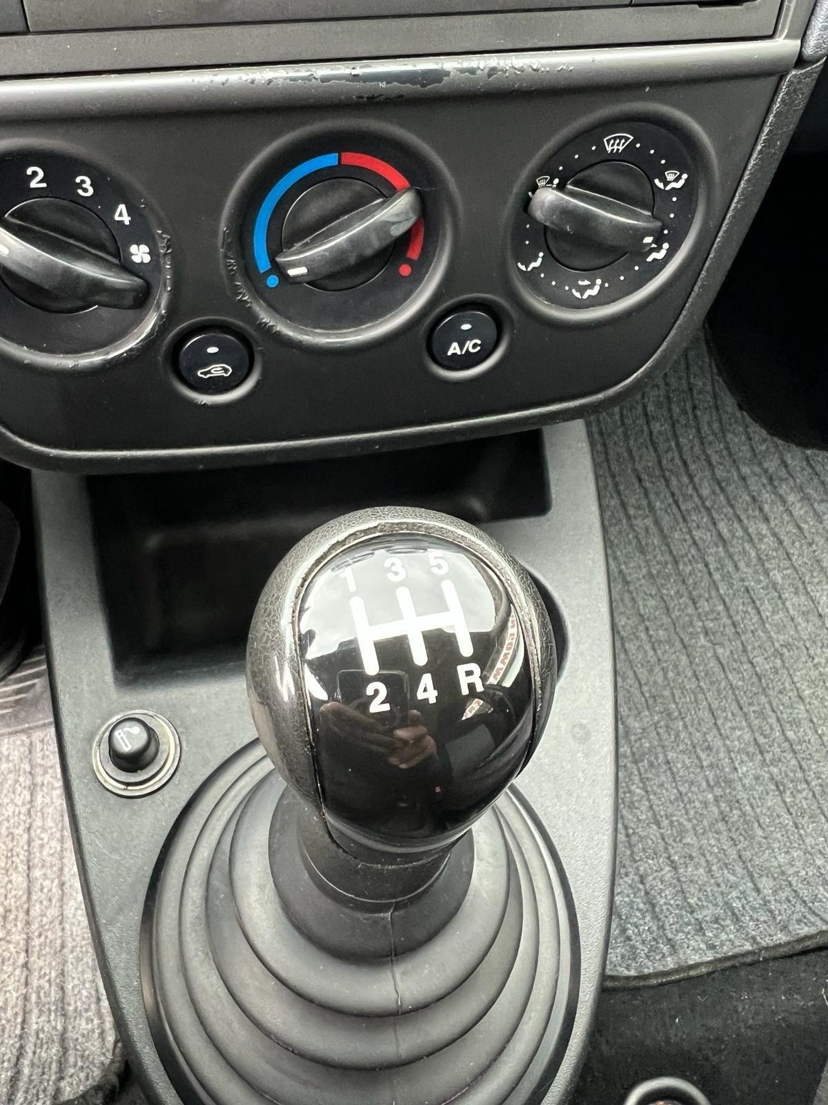 Ford Fiesta 1.2 16V 5p. Ghia x Neopatentati