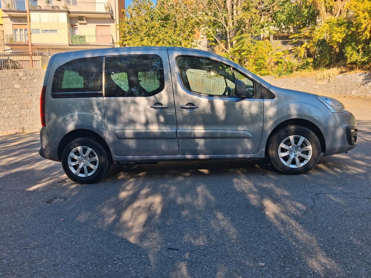 Peugeot Partner Pianale ribassato con rampa disabili in carrozzina