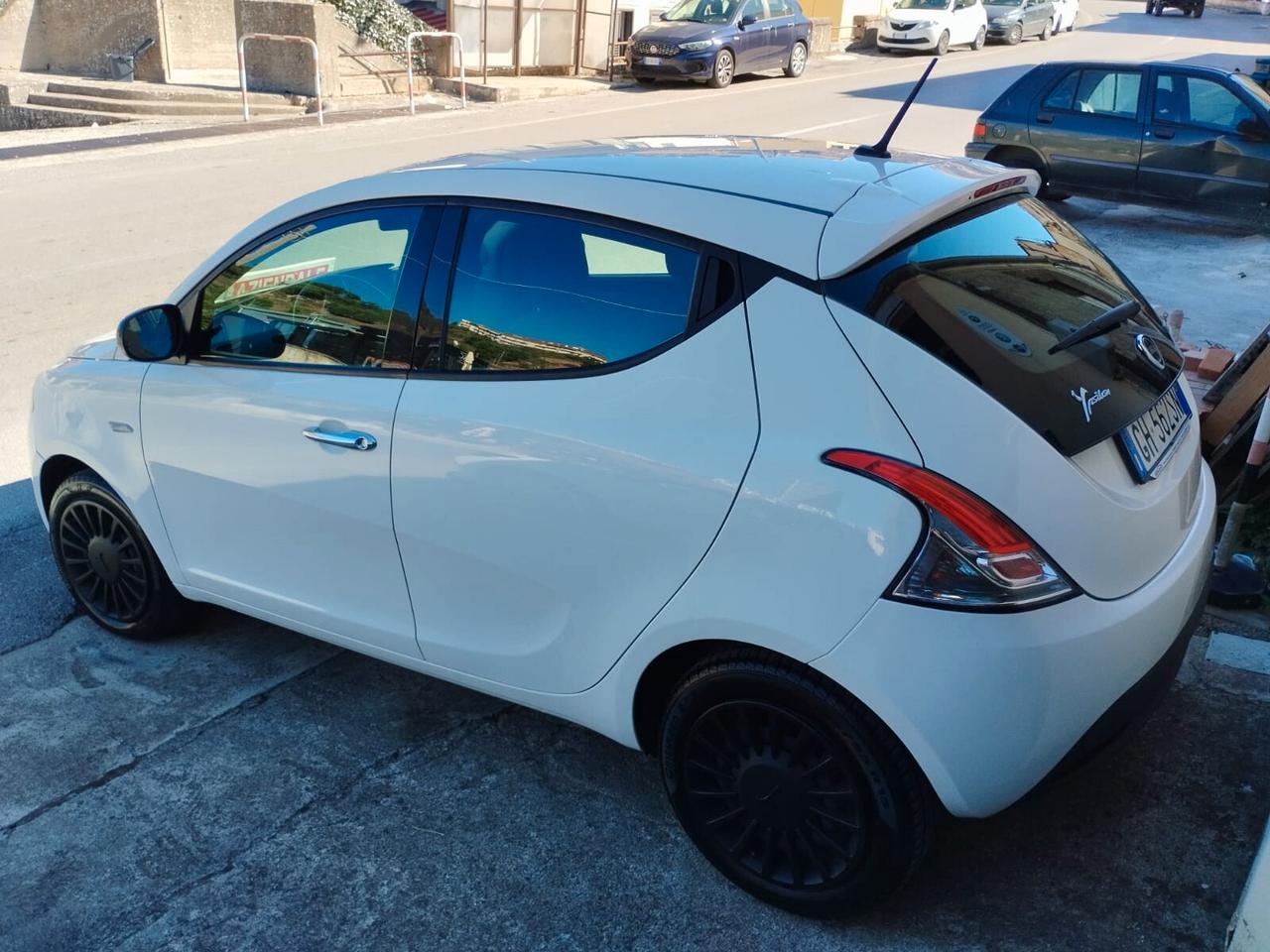 Lancia Ypsilon 1.0 FireFly 5 porte S&S Hybrid Ecochic Silver